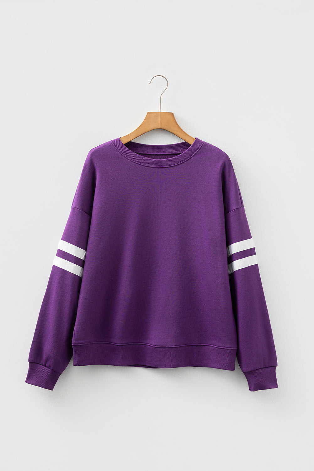 Preppy sweatshirt met strepen op de mouwen en een losse pasvorm