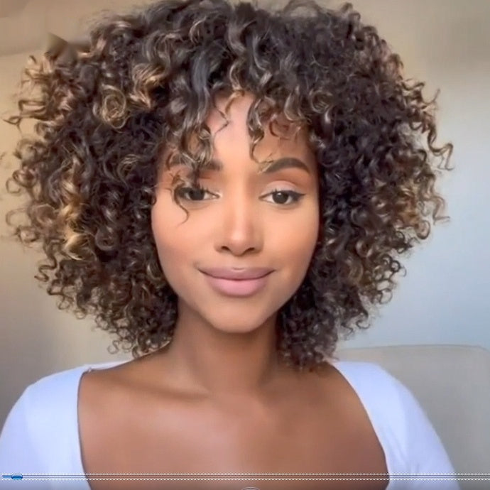 Synthetische pruik met krullen