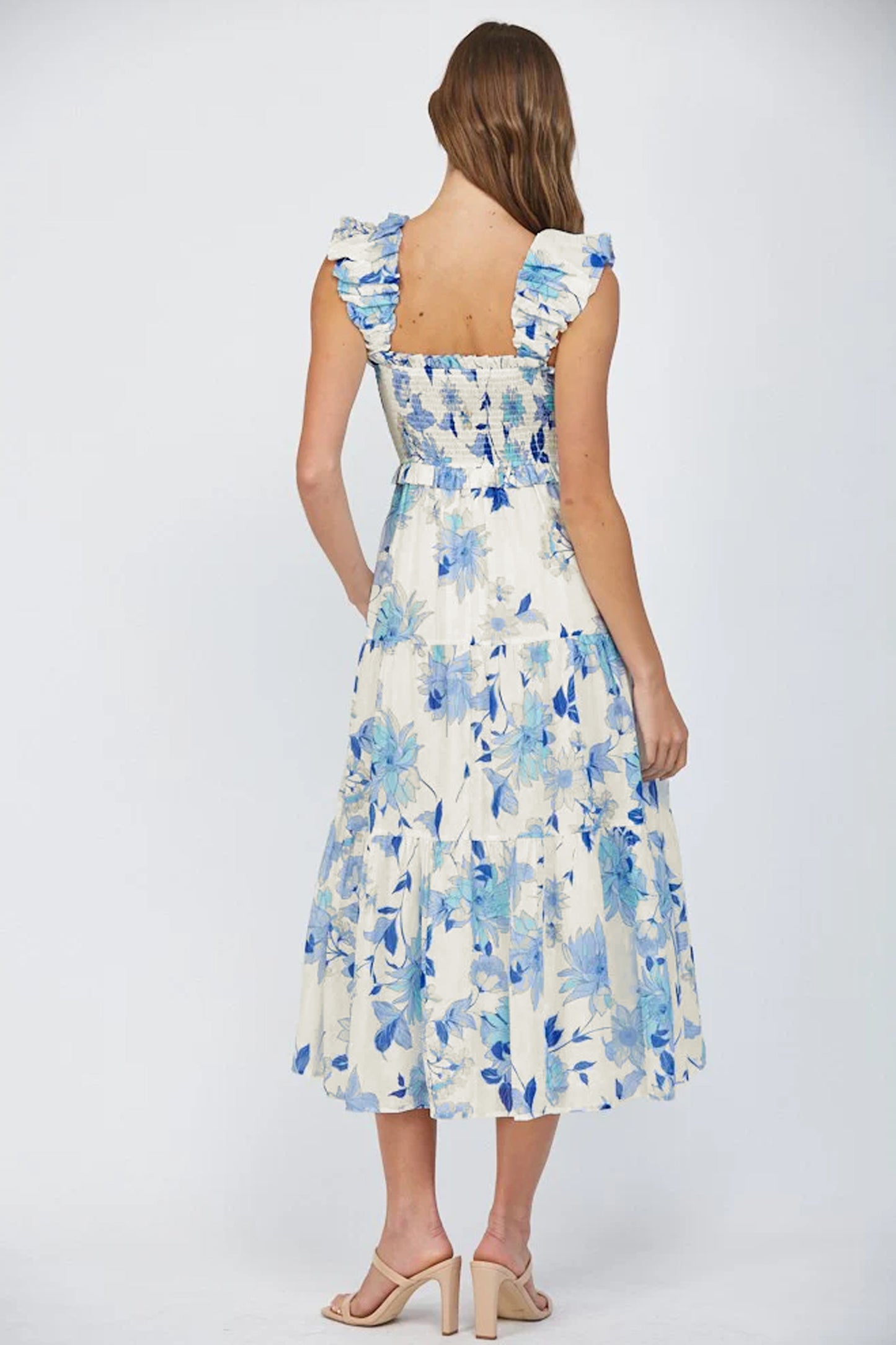 Hemelsblauwe maxi-jurk met ruches aan de bandjes smockwerk en hoge taille