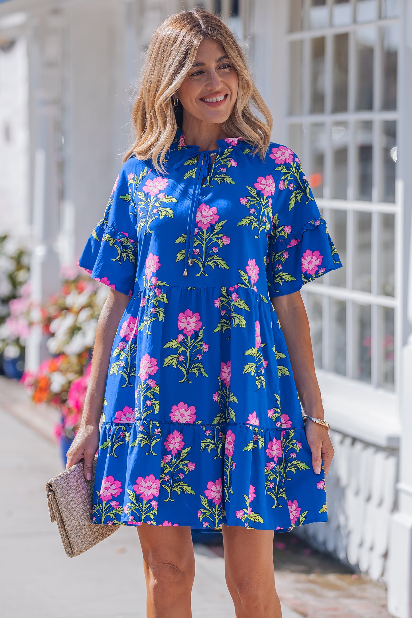 Blauwe jurk met V-hals korte mouwen losse pasvorm en bloemenprint