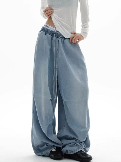 Straight-fit casual pants are trendy.