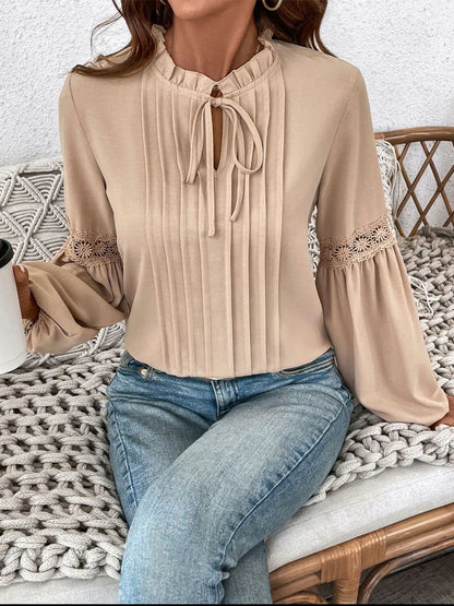 Mooie blouse met ruches strik bij de hals en lange pofmouwen