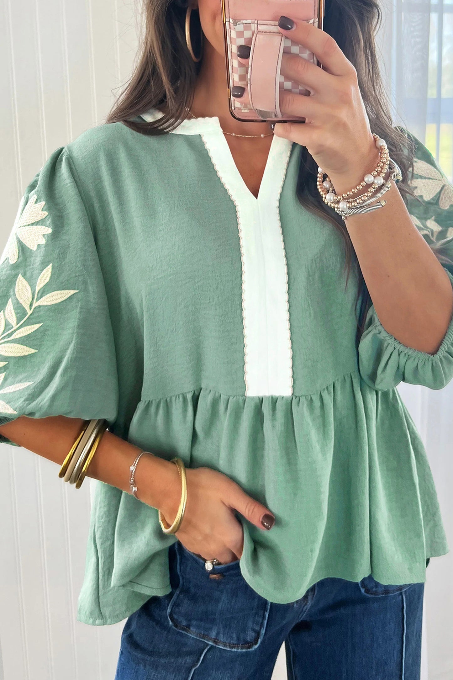 Babydoll blouse met kleurblokken patchwork V-hals en geborduurde pofmouwen