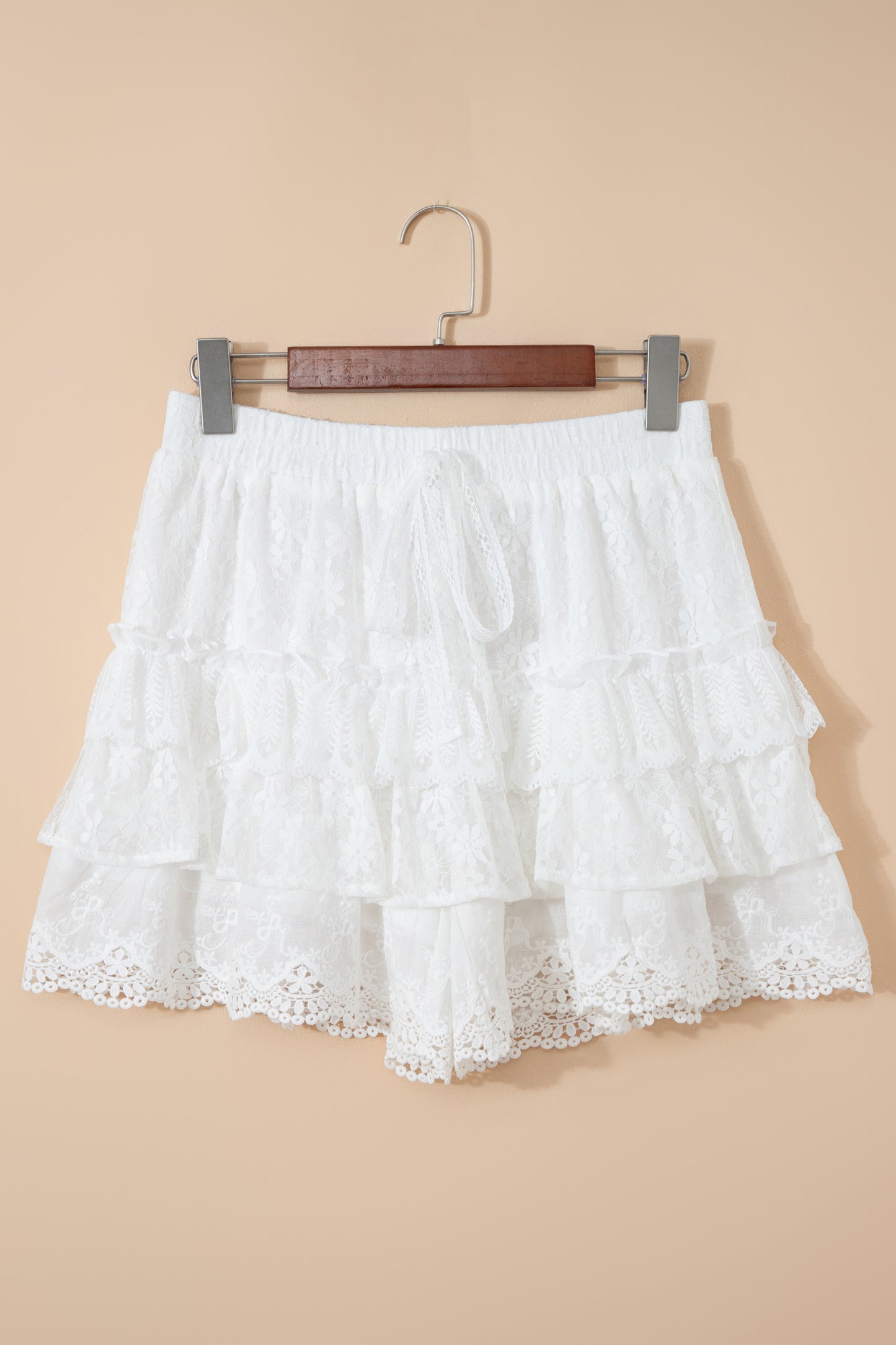 Witte kanten shorts met ruches meerdere lagen en een elastische tailleband met trekkoord