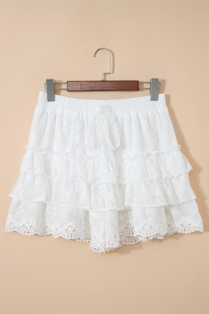 Witte kanten shorts met ruches meerdere lagen en een elastische tailleband met trekkoord