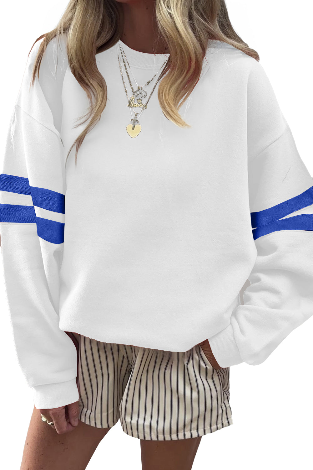 Preppy sweatshirt met strepen op de mouwen en een losse pasvorm