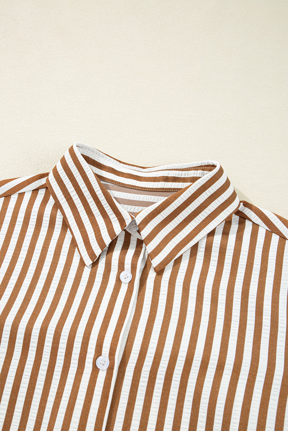 Bruin gestreepte blouse-jurk met ruches aan de zoom kraag en lange mouwen