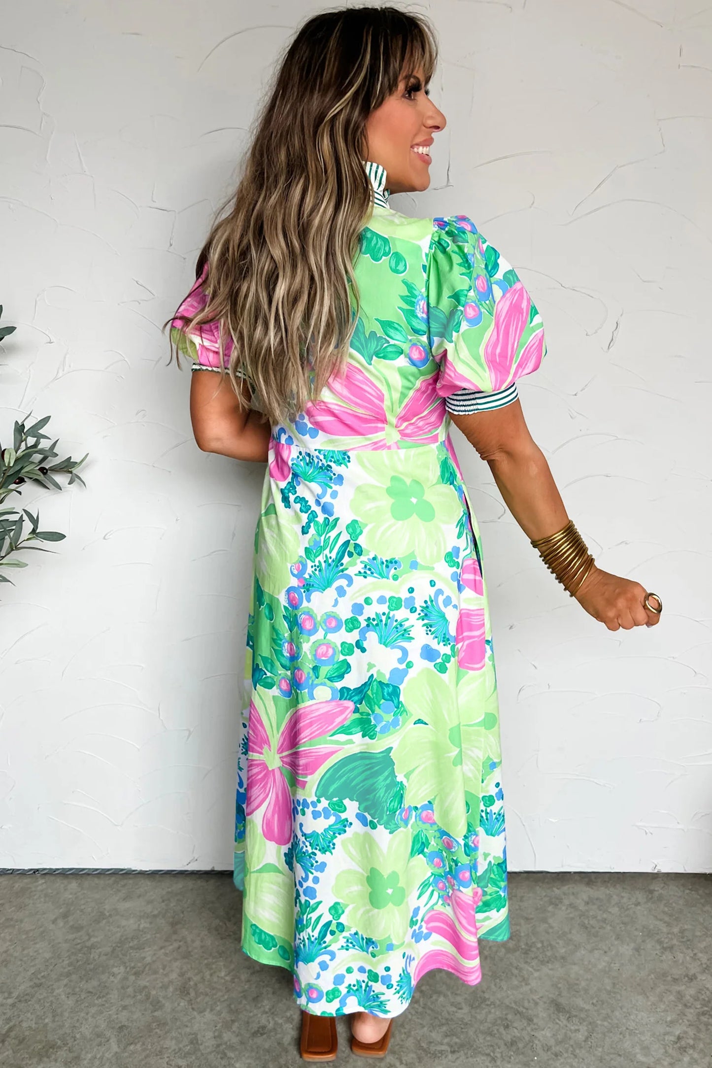 Roze vakantiejurk met bloemenprint gestreepte bies knoopsluiting en korte mouwen
