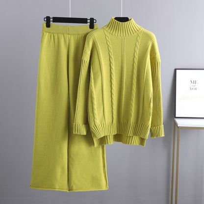 Gebreide tweedelige set bestaande uit een halfhoge coltrui en een wijde broek