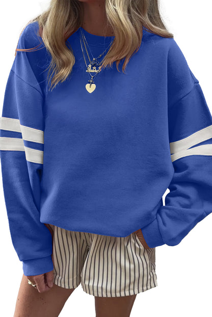 Preppy sweatshirt met strepen op de mouwen en een losse pasvorm