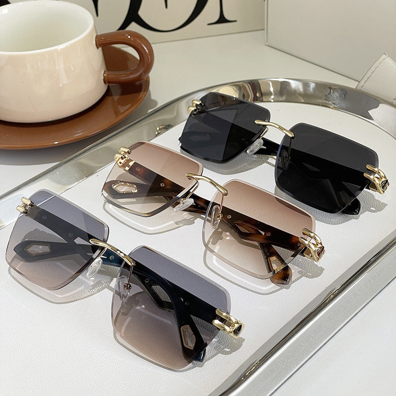 Straatfotografie trendy zonnebril met versiering dames