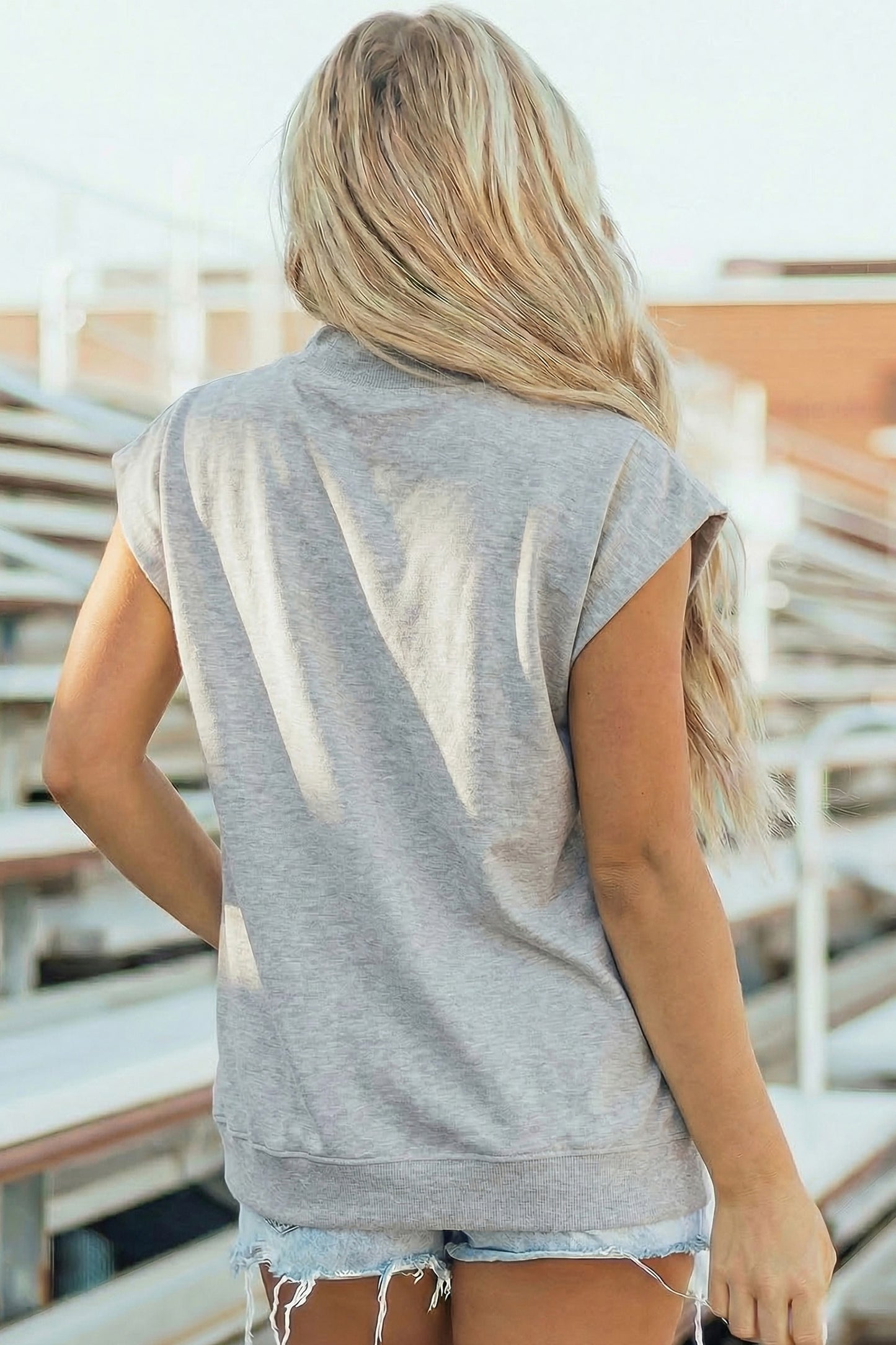 Effen top met hoge hals en korte mouwen osvallend model