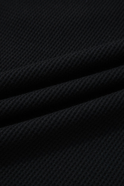 Zwarte polo met knoopsluiting en textuur van denim in grote maten