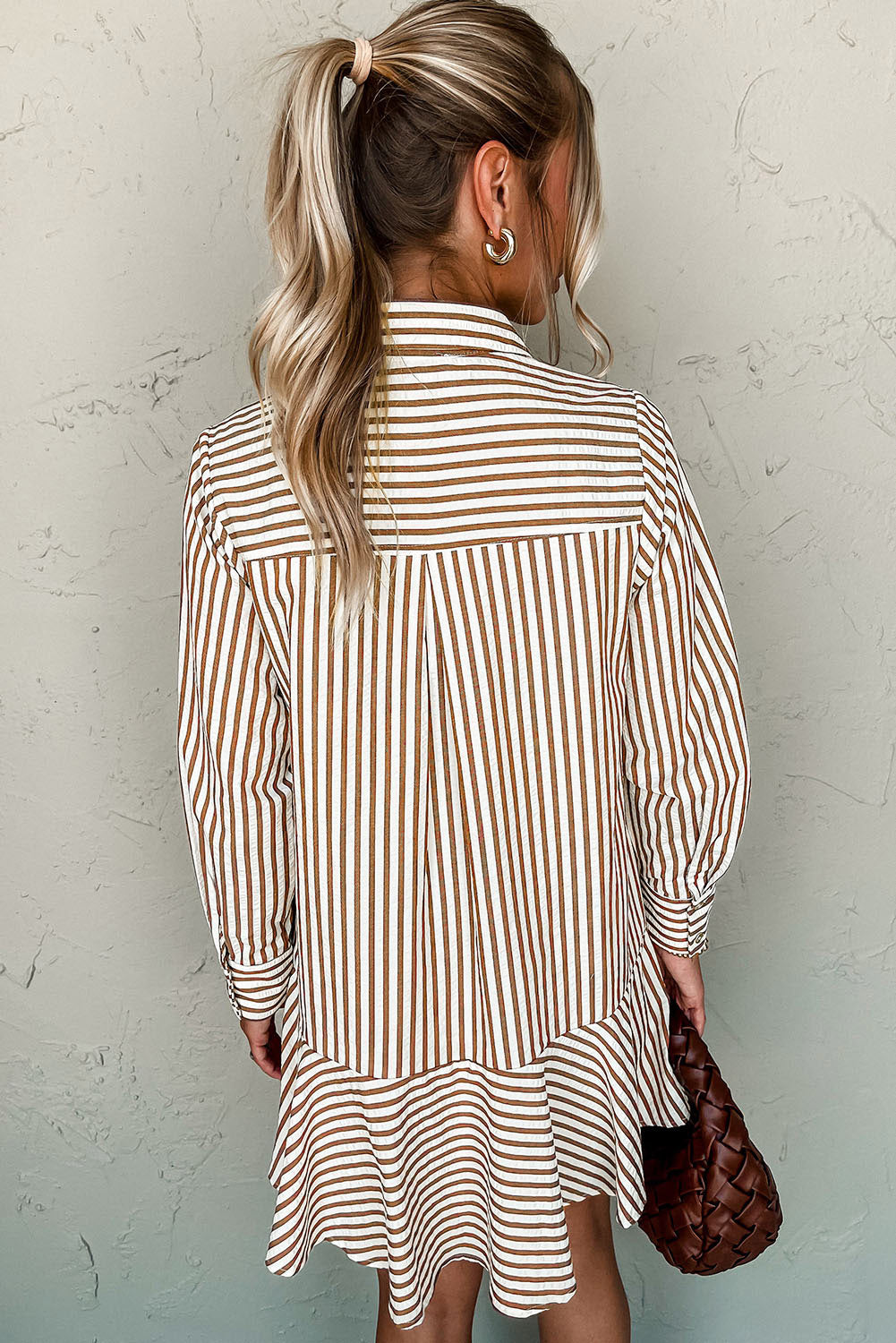 Bruin gestreepte blouse-jurk met ruches aan de zoom kraag en lange mouwen
