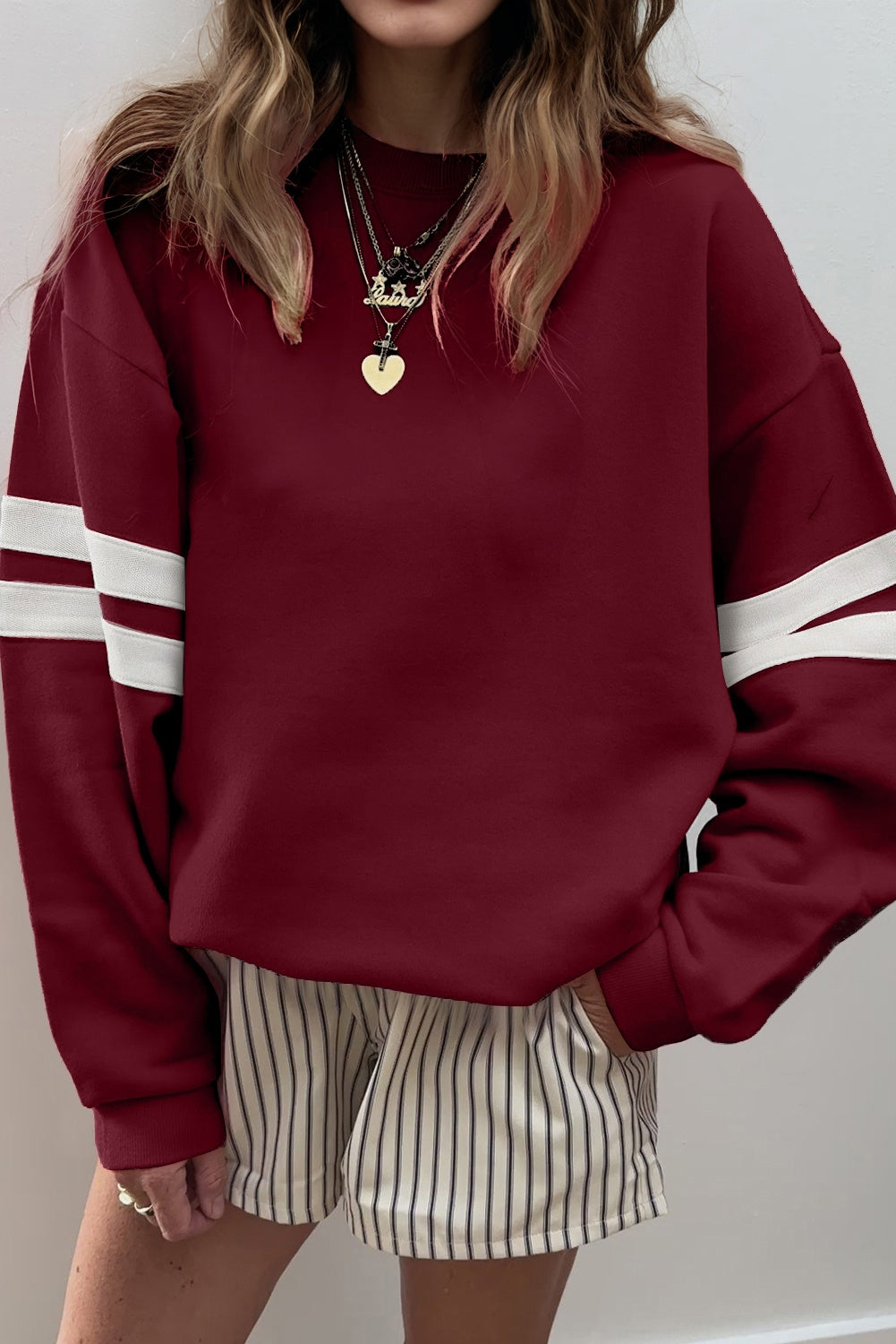Preppy sweatshirt met strepen op de mouwen en een losse pasvorm