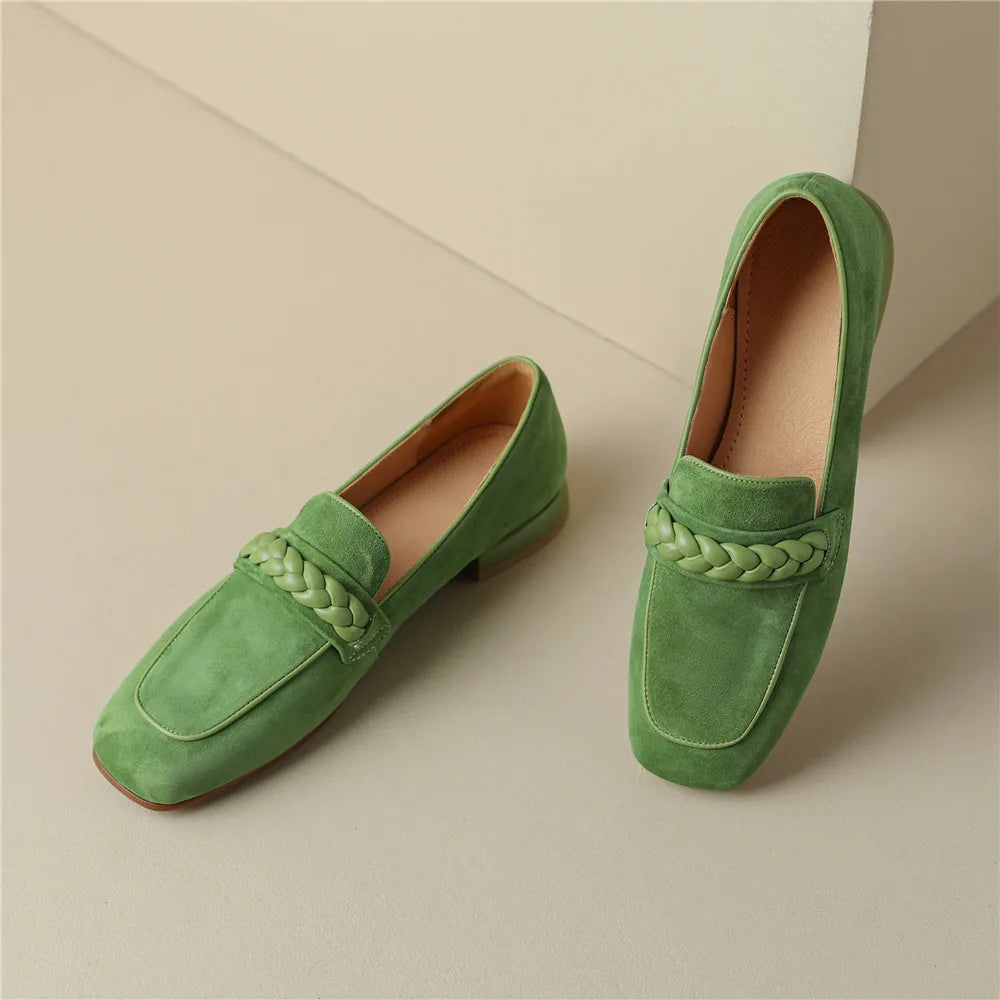 Effen dames loafers van zacht leer-suède met ronde neus en sierketting
