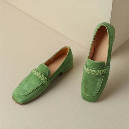 Effen dames loafers van zacht leer-suède met ronde neus en sierketting