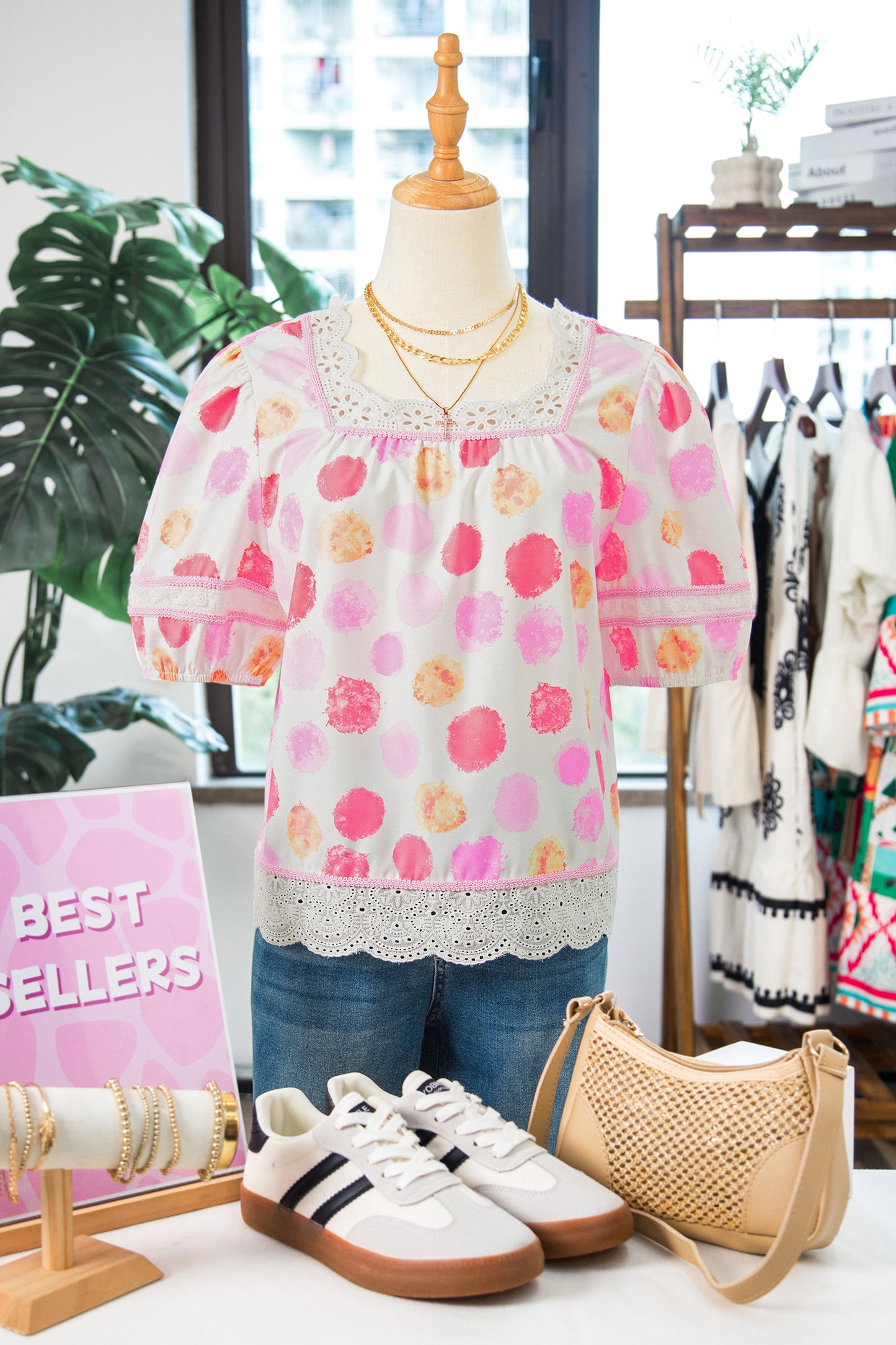 Roze blouse met stippen kanten afwerking vierkante hals en pofmouwen