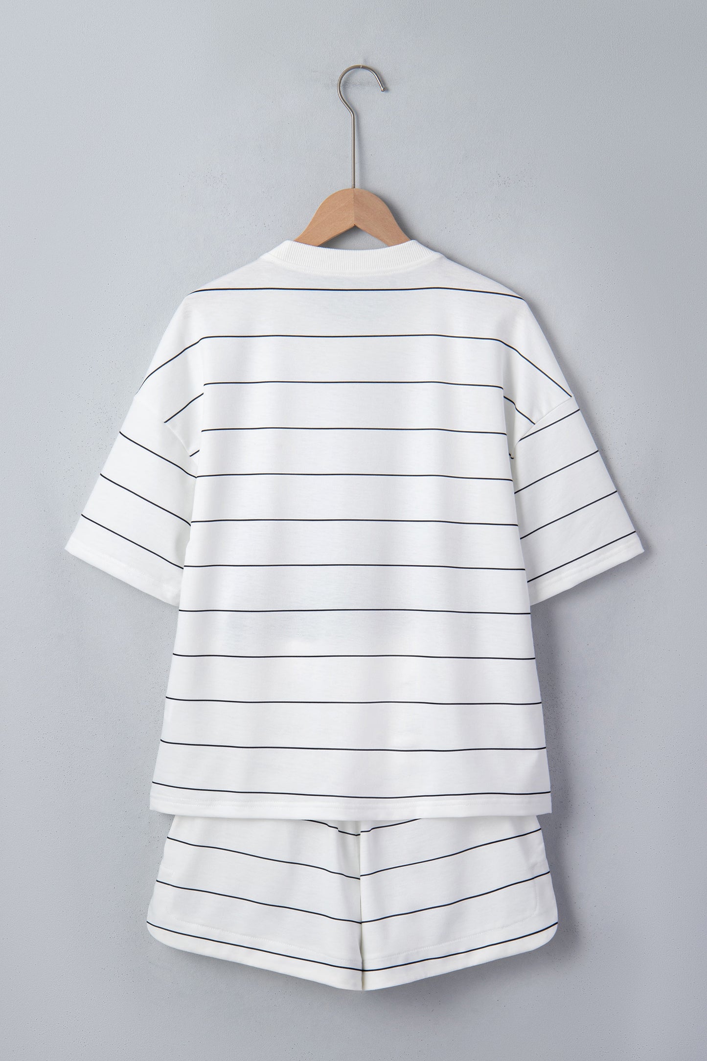 Gestreepte shirt met korte mouwen en shorts met zakken en trekkoord 2-delige set