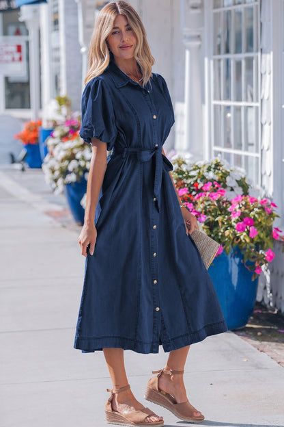 Jurk van denim met kraag lange mouwen knoopsluiting ceintuur korte mouwen en pofmouwen