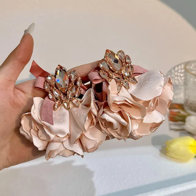 Elegante handgemaakte stoffen bloemen oorbellen