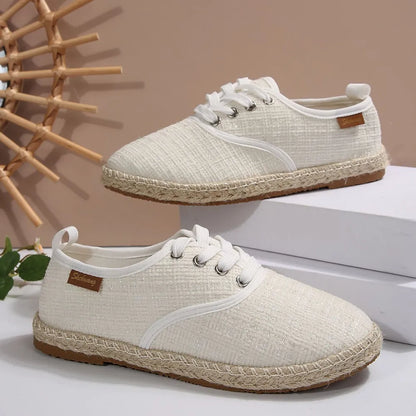 Platte sneakers met ronde neus en vetersluiting gemaakt van tweedstof