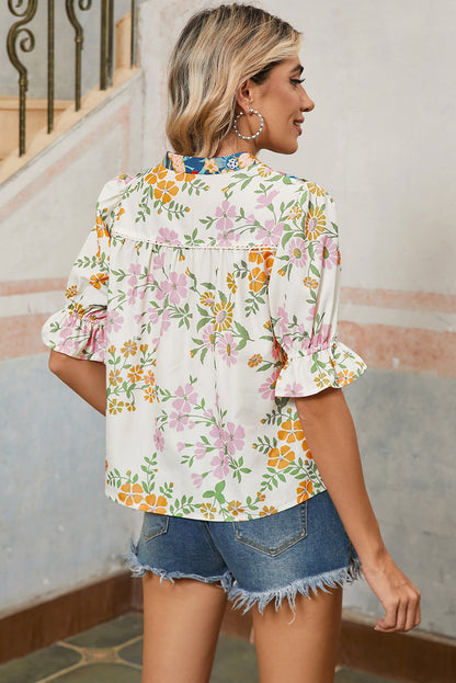 Veelkleurige blouse met korte mouwen boho-stijl en bloemenprint bij de halslijn