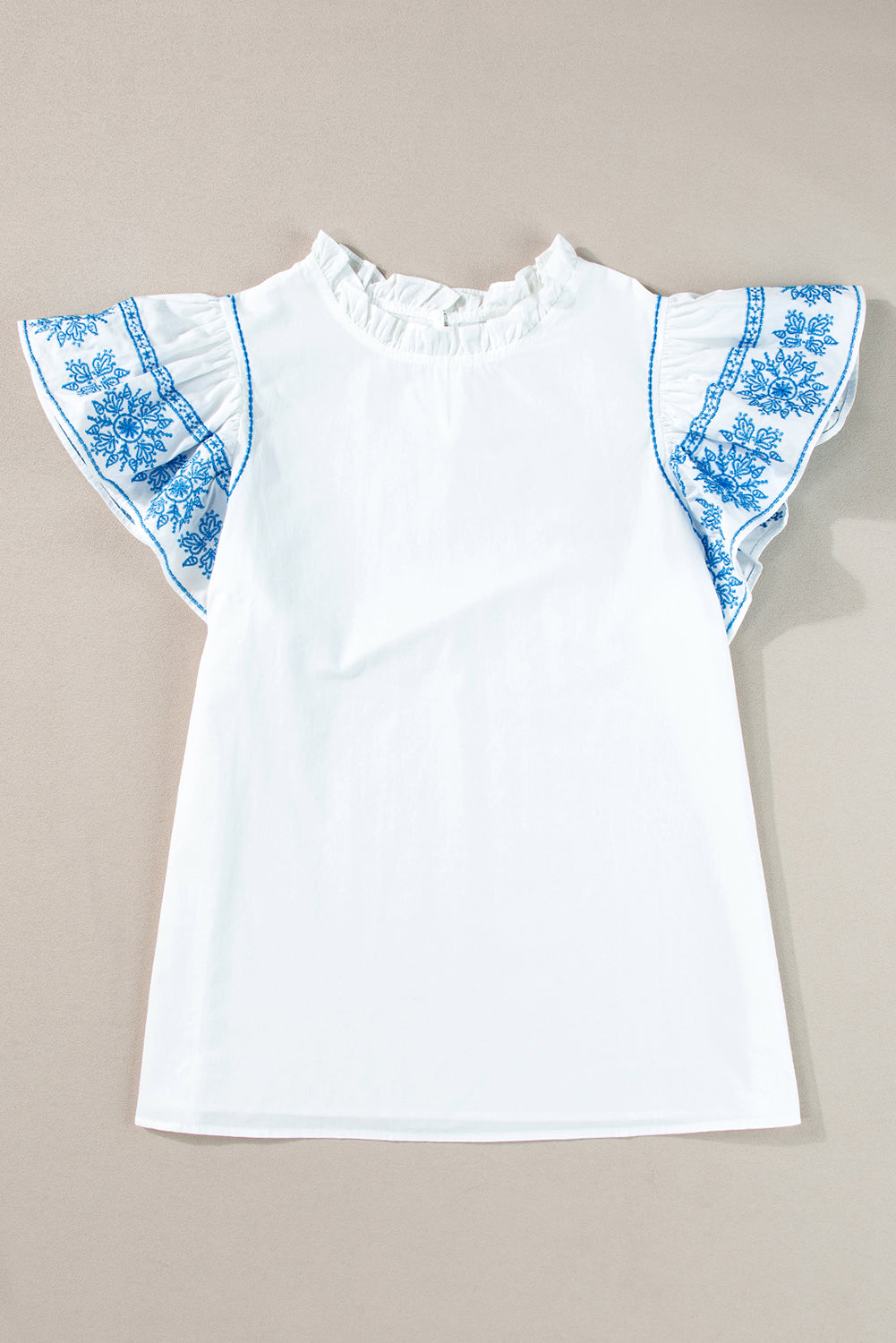 Witte blouse met geborduurde ruches aan de mouwen