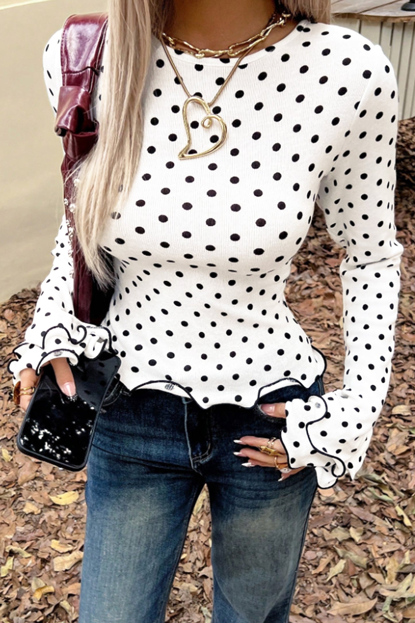Witte top met lange mouwen en stippenprint en sla-afwerking