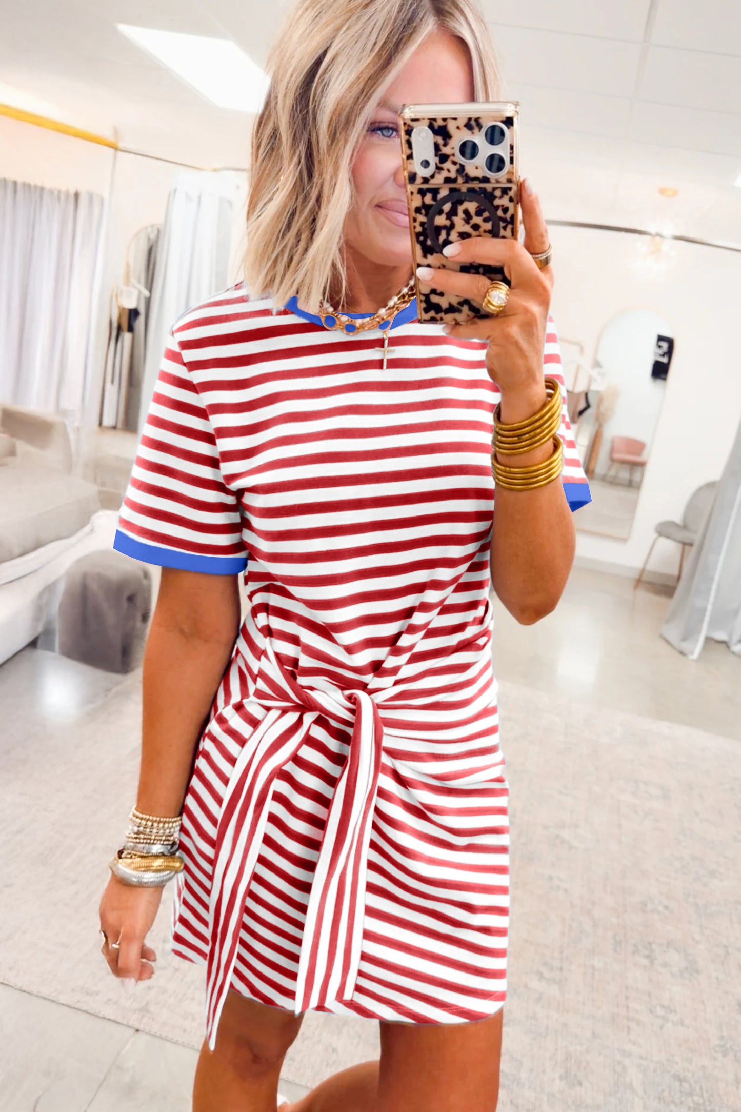 Gestreepte mini-jurk met strik contrasterende bies korte mouwen en ronde hals