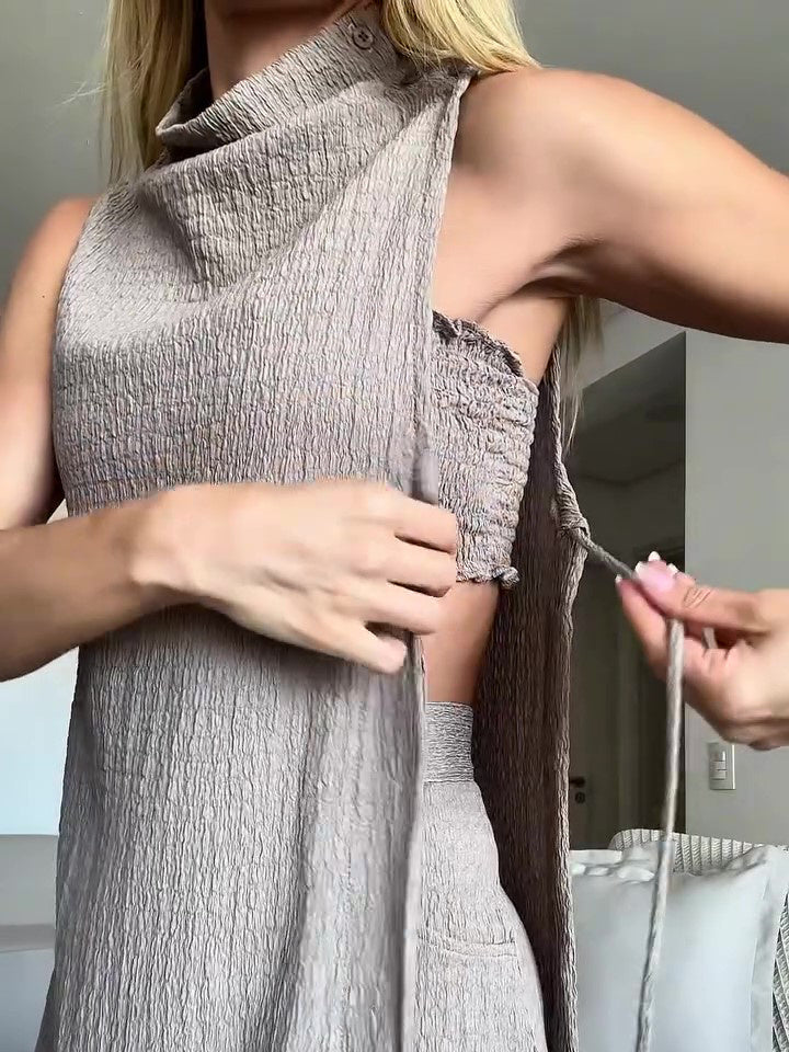 Driedelige set met hooggesloten top zonder mouwen en hoge taille shorts