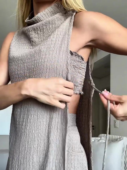 Driedelige set met hooggesloten top zonder mouwen en hoge taille shorts