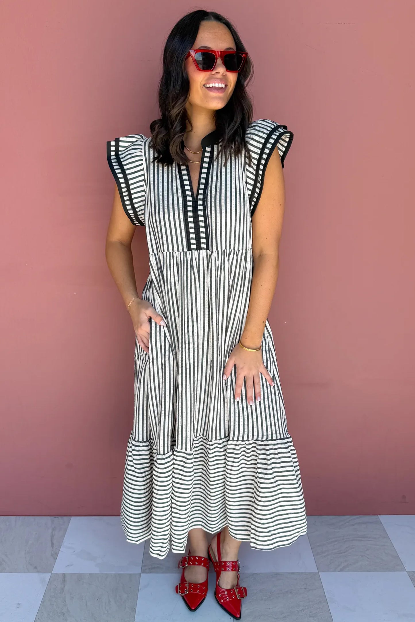 Gestreepte maxi-jurk met split V-hals en ruchesmouwen plus size