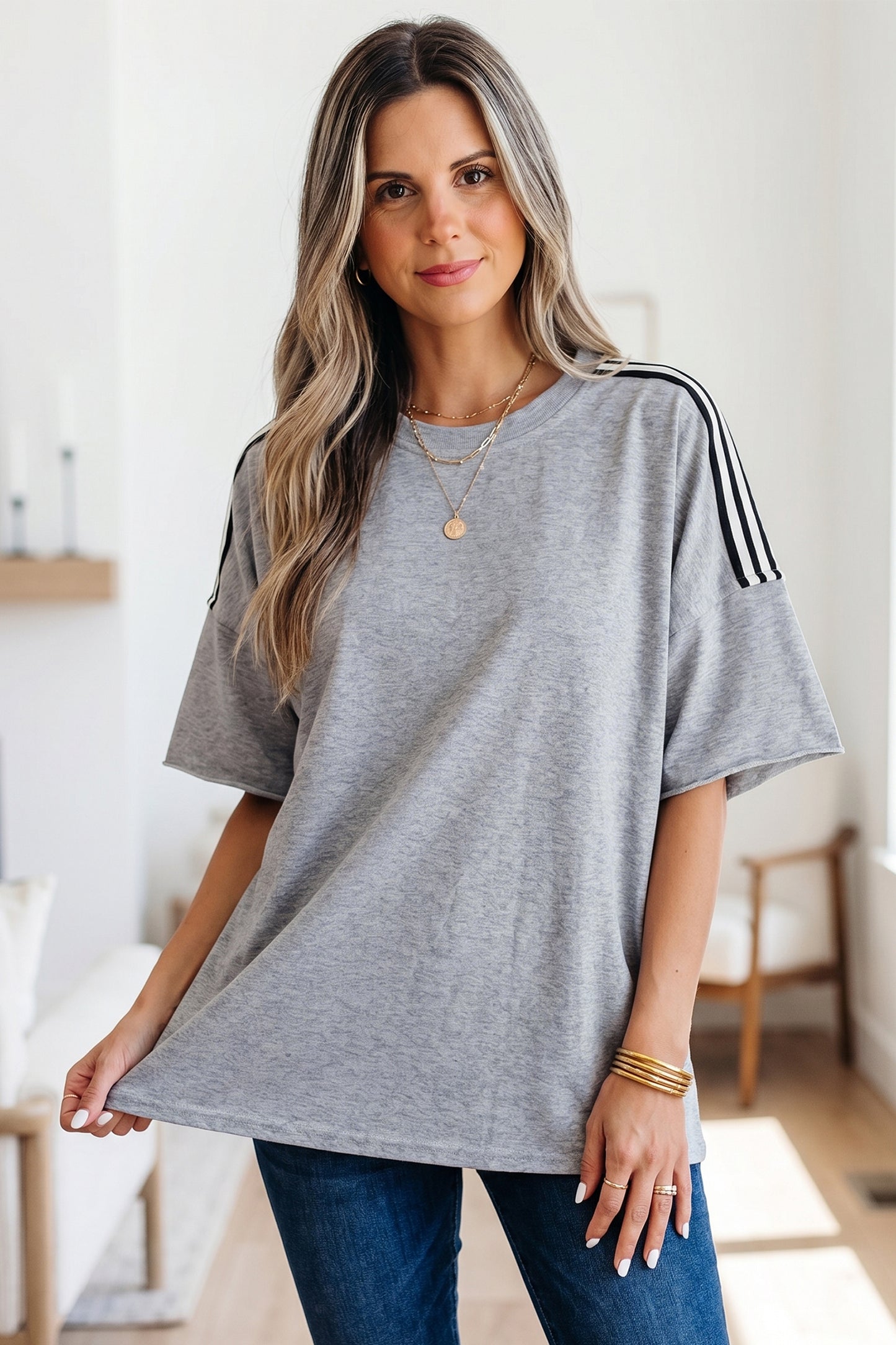 Lichtgrijze oversized T-shirt met patchworkdetails en onafgewerkte randen