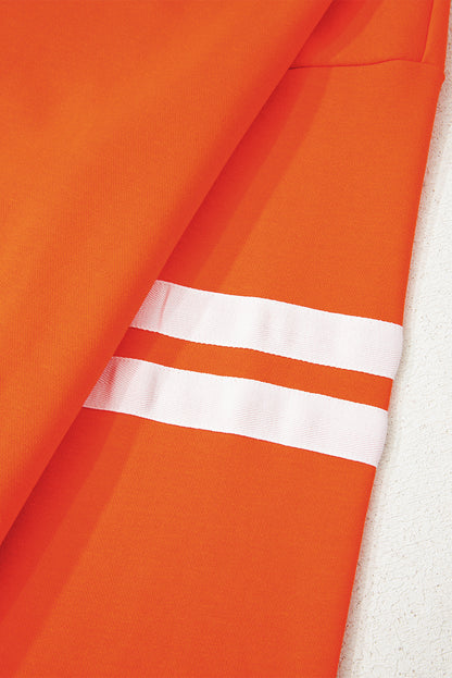 Preppy sweatshirt met strepen op de mouwen en een losse pasvorm