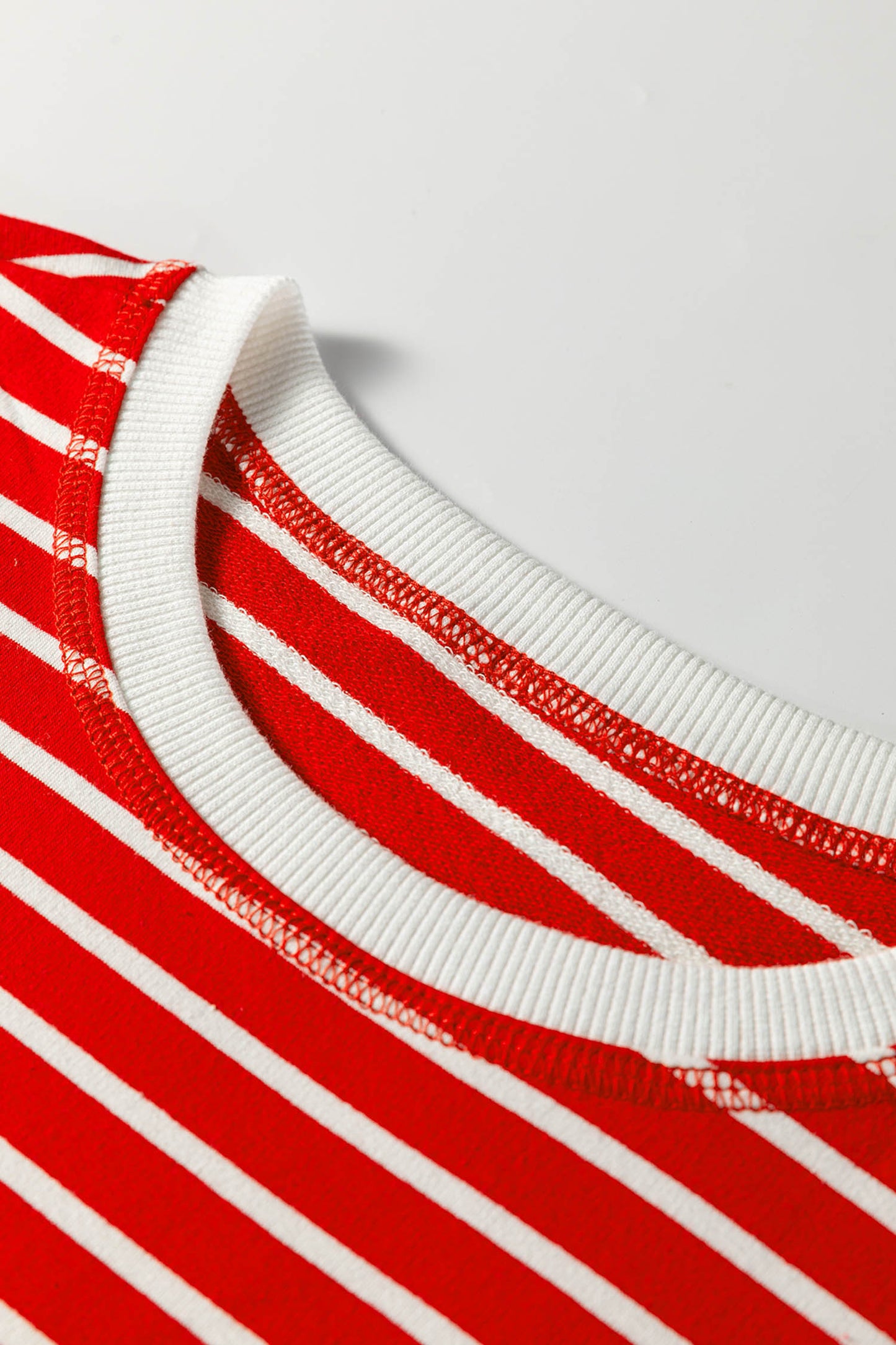 Gestreepte tanktop met ronde hals en losse afwerking