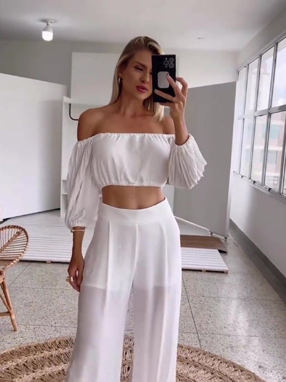 Witte set van een geplooide top met één schouder en een broek met hoge taille