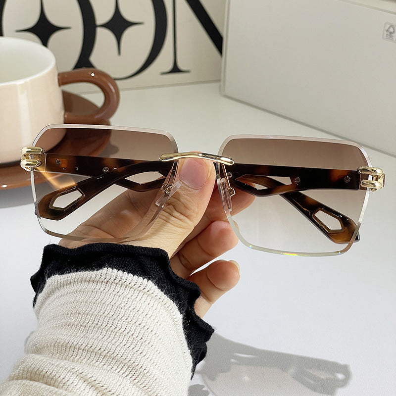 Straatfotografie trendy zonnebril met versiering dames