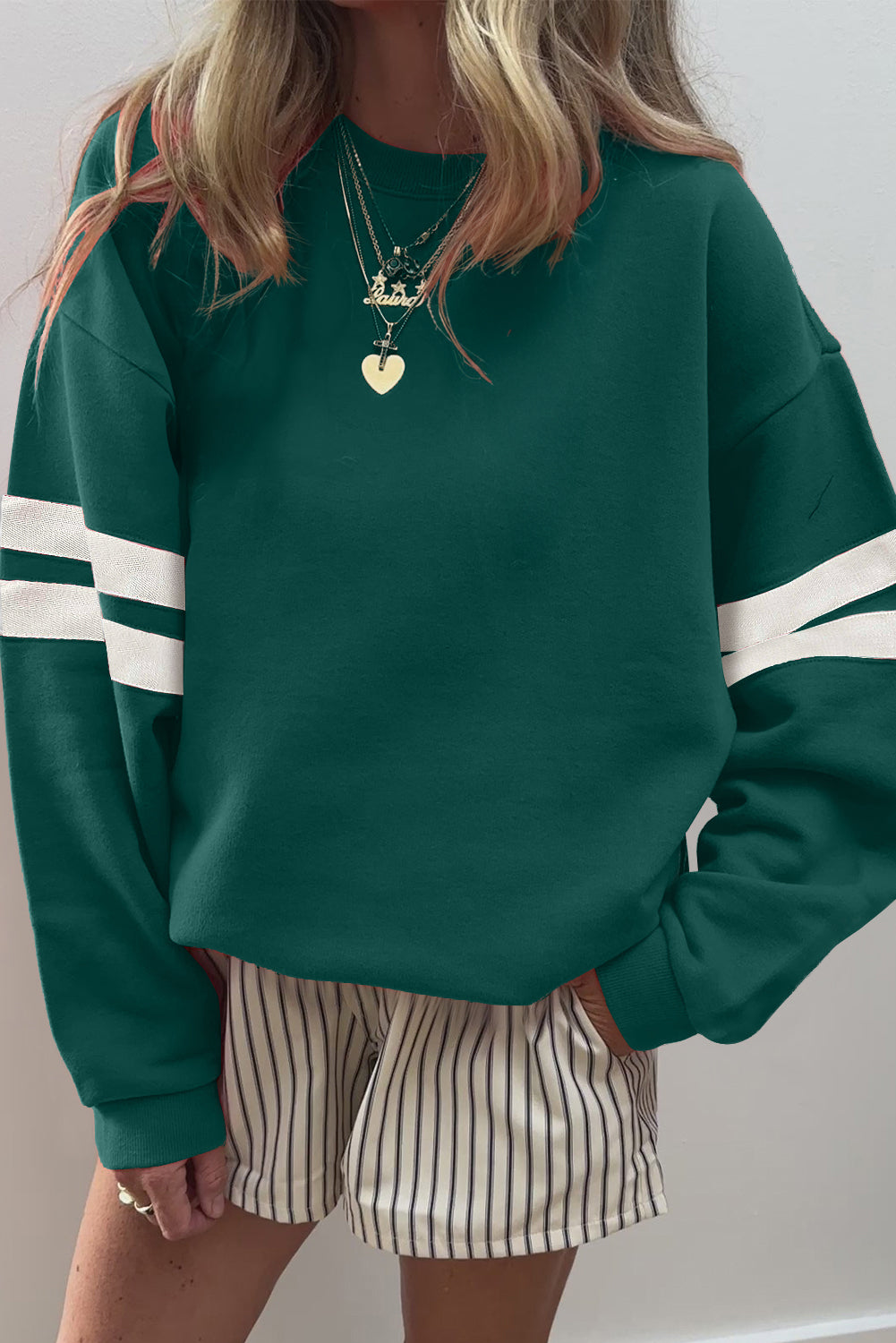 Preppy sweatshirt met strepen op de mouwen en een losse pasvorm