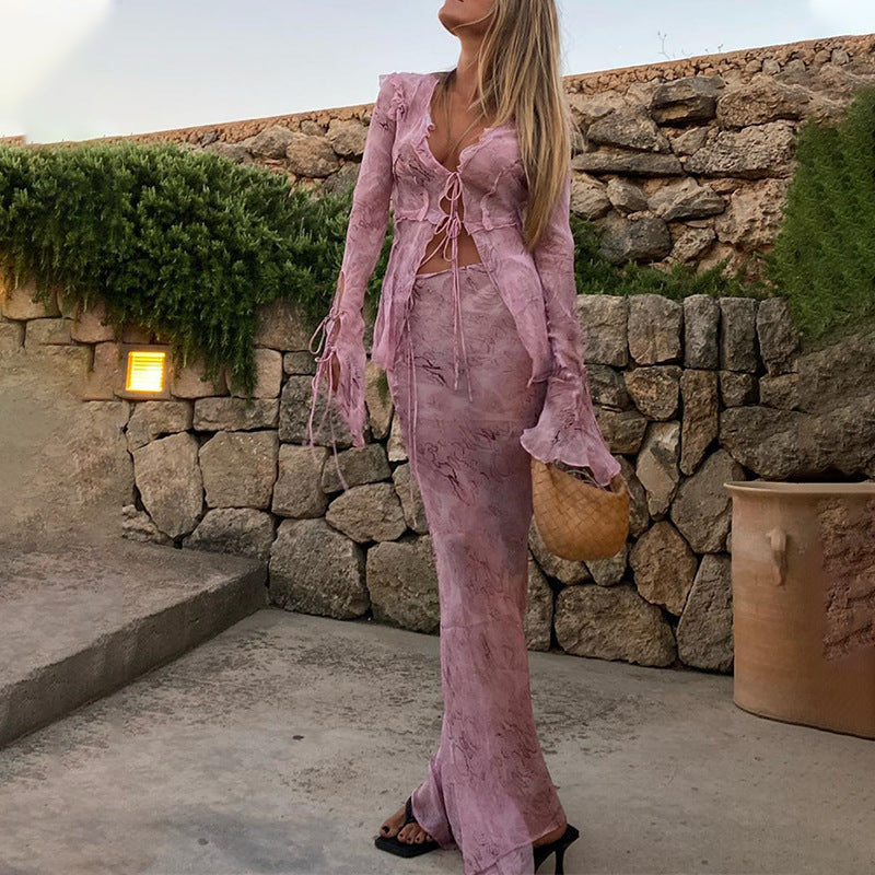 Elegante set bestaande uit een doorschijnende top met ruches en een rok met hoge taille