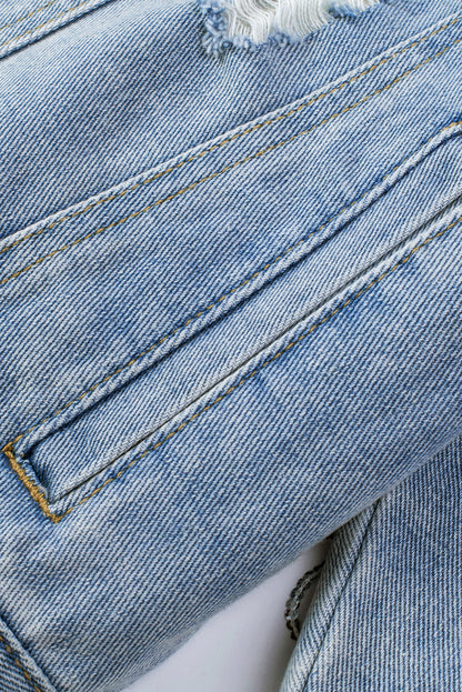 Hemelsblauwe denimjas met pailletten en franjes in een verweerde look