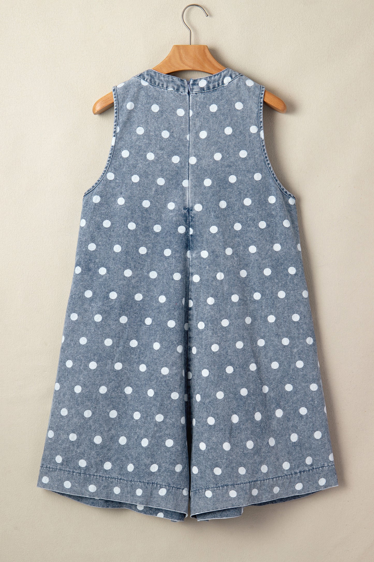 Korte wijde mouwloze jumpsuit van denim met stippenprint strik V-hals en plooien