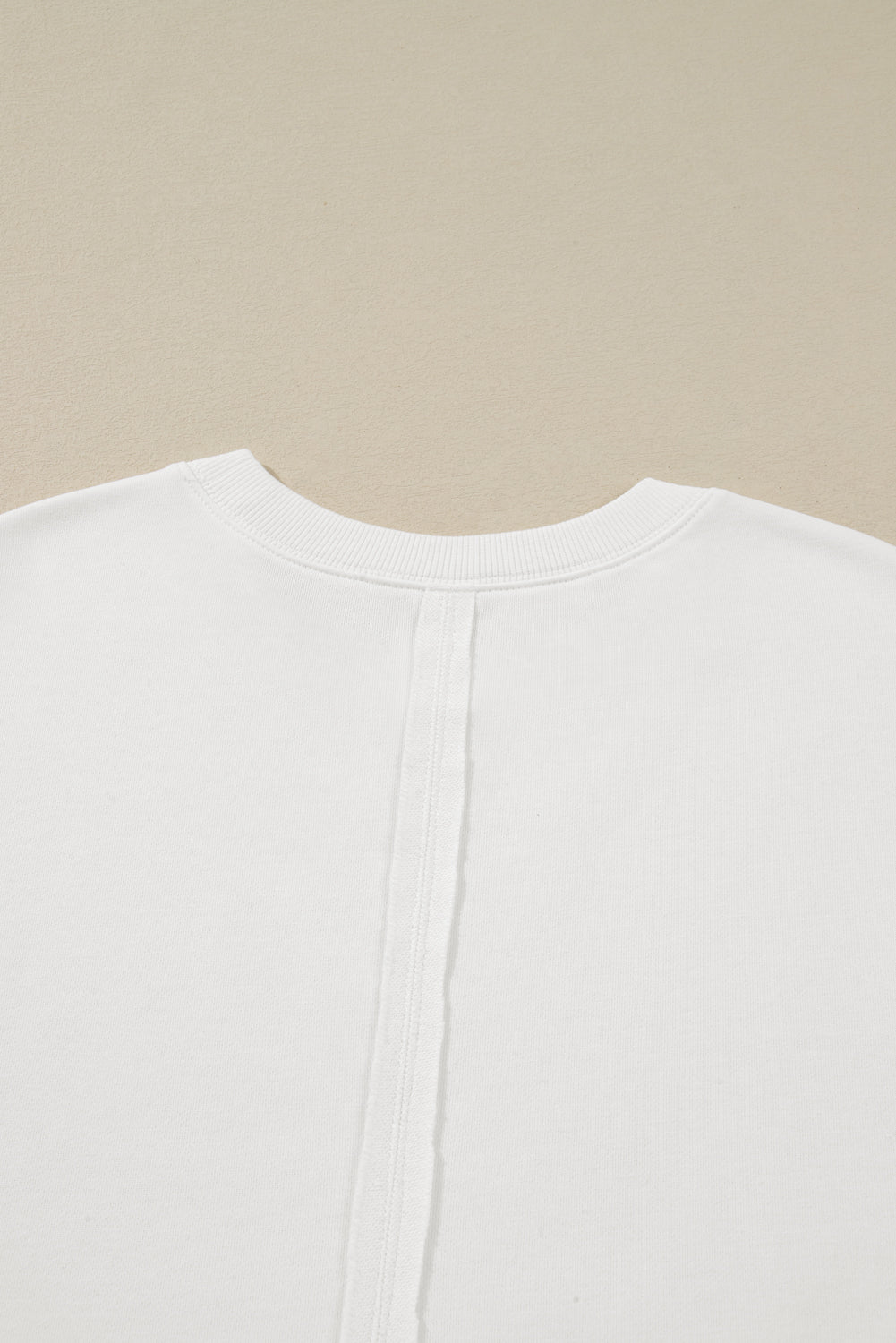 Witte plus-size sweatshirt met zichtbare naden contrasterende stippen en bloemenprint