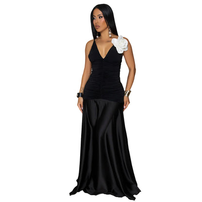 Elegante zwarte maxi-jurk met gerimpelde lijfje en opvallende 3D-witte bloemapplicatie