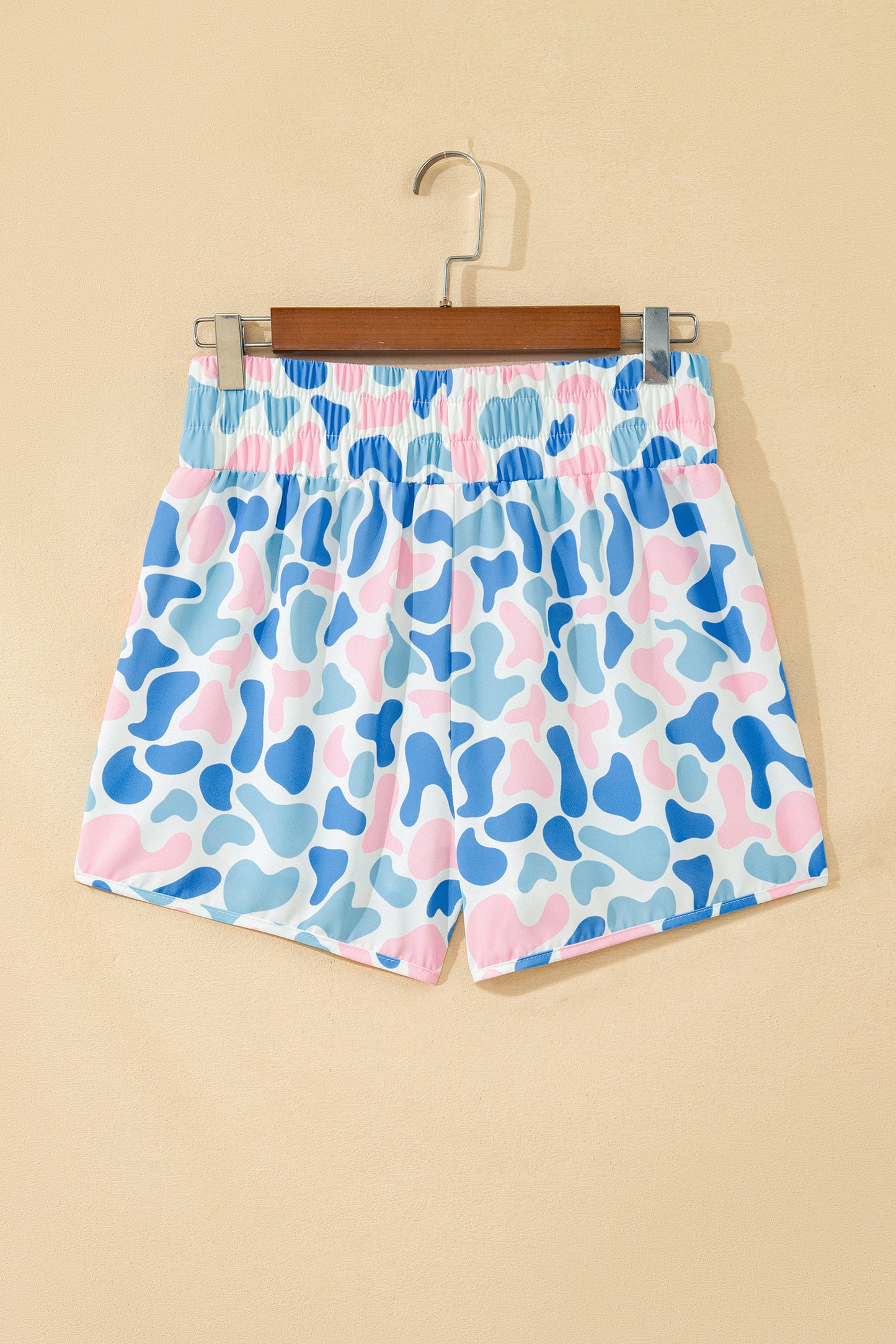 Camouflageprint shorts met hoge taille en plooien
