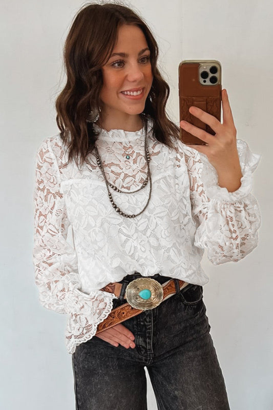 Witte kanten blouse met ronde hals ruches en lange mouwen