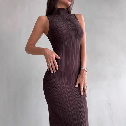 Nauwsluitend elegante mouwloze gebreide maxi-jurk met hoge hals