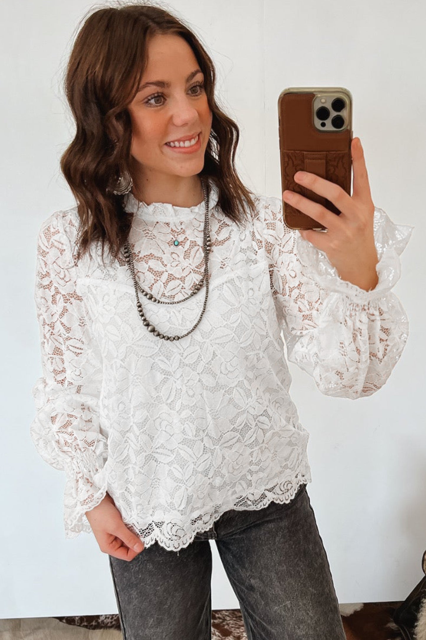 Witte kanten blouse met ronde hals ruches en lange mouwen