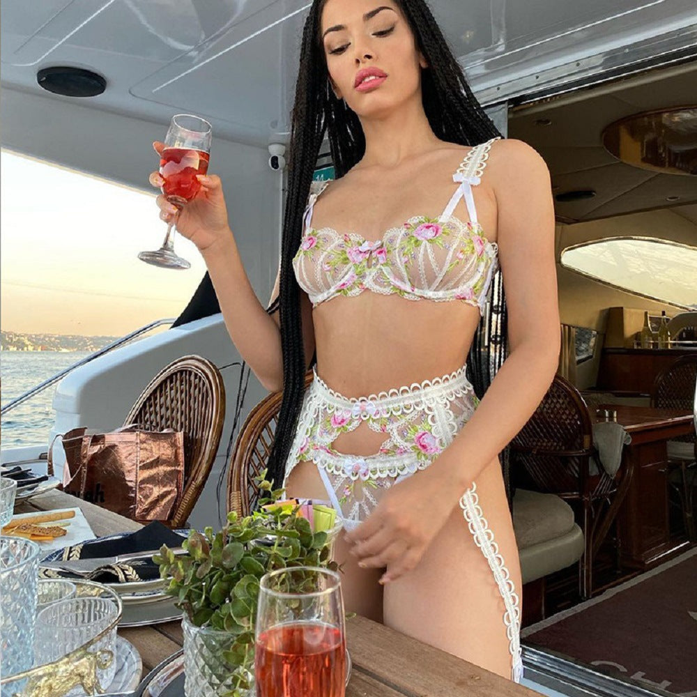 Sexy driedelige set met bloemen hoogwaardig geborduurd design