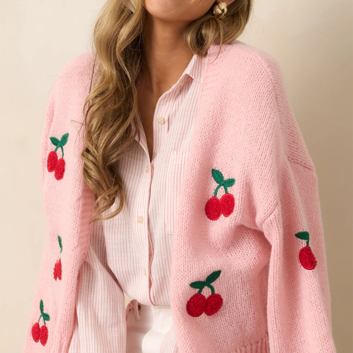 Modieus elegant gebreide open vest met kersen borduurdsels en lange mouwen